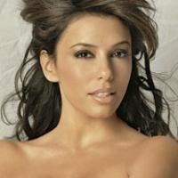 Eva Longoria Biasa Cuci Baju di Sungai